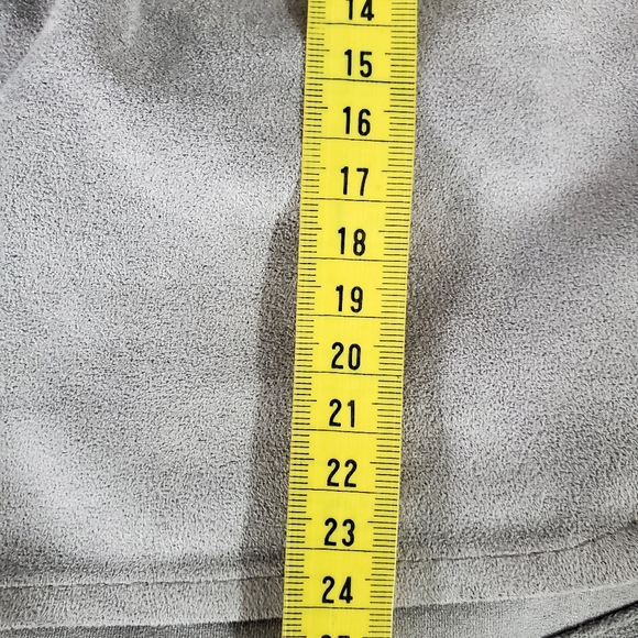 BCBG “Phillipa” Gray Suede Pull-On Shorts - sz S - Picture 8 of 9